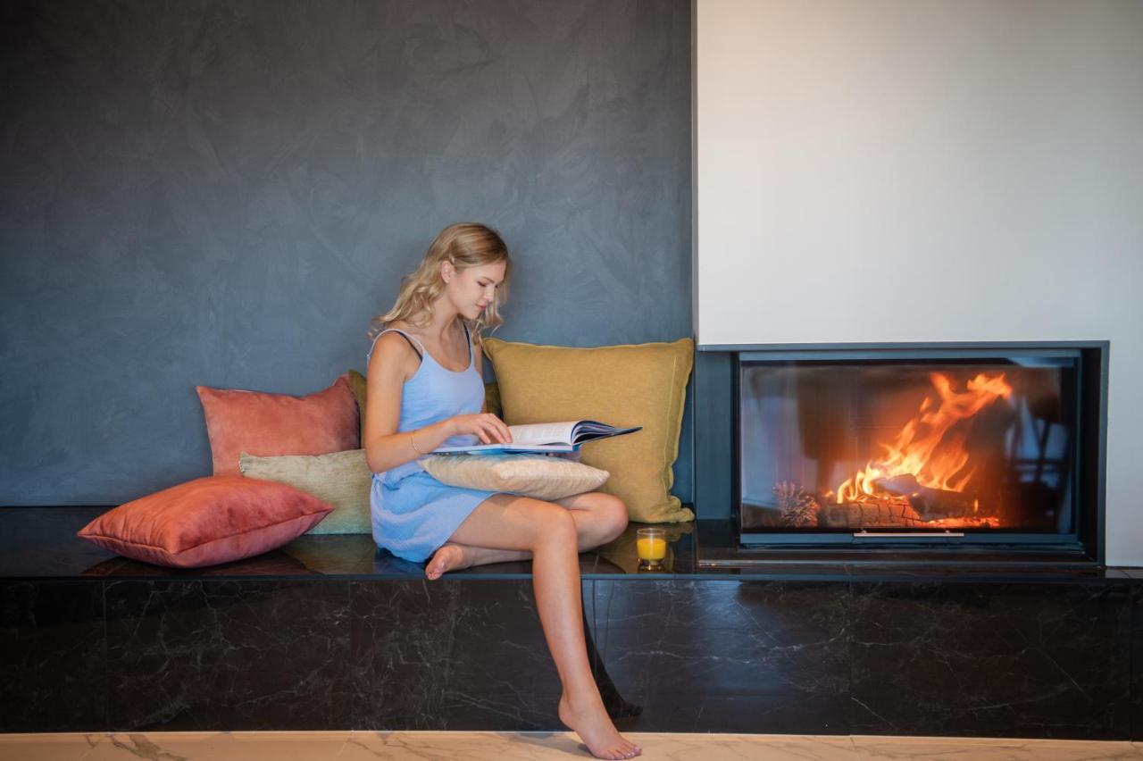 Galaxy Boutique Hotel Lake Tekapo Exteriér fotografie A woman reading a book by a fireplace