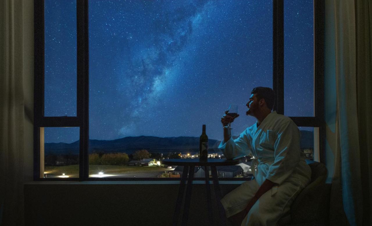 Galaxy Boutique Hotel Lake Tekapo Exteriér fotografie Milky Way over the town of Stargazing