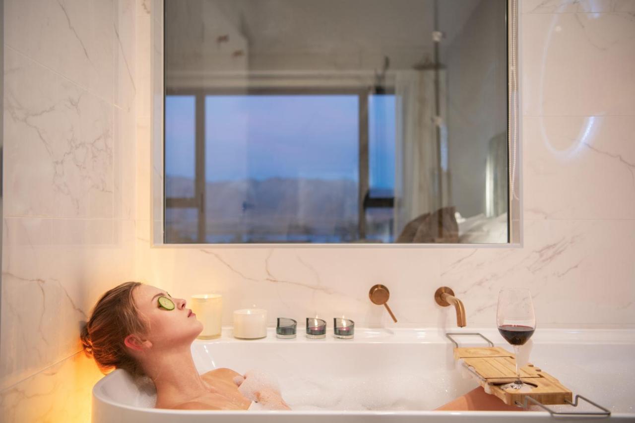 Galaxy Boutique Hotel Lake Tekapo Exteriér fotografie A woman relaxing in a bathtub