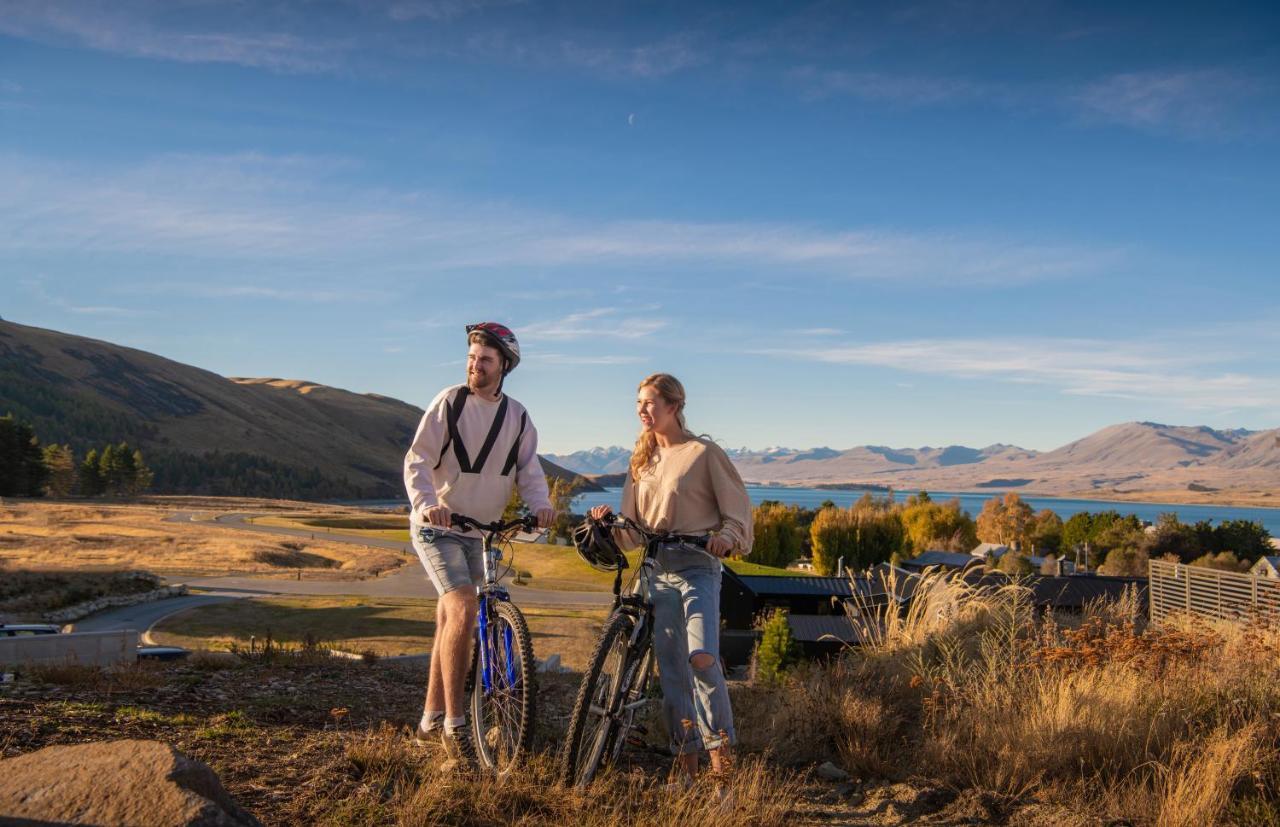 Galaxy Boutique Hotel Lake Tekapo Exteriér fotografie Biking at the lake